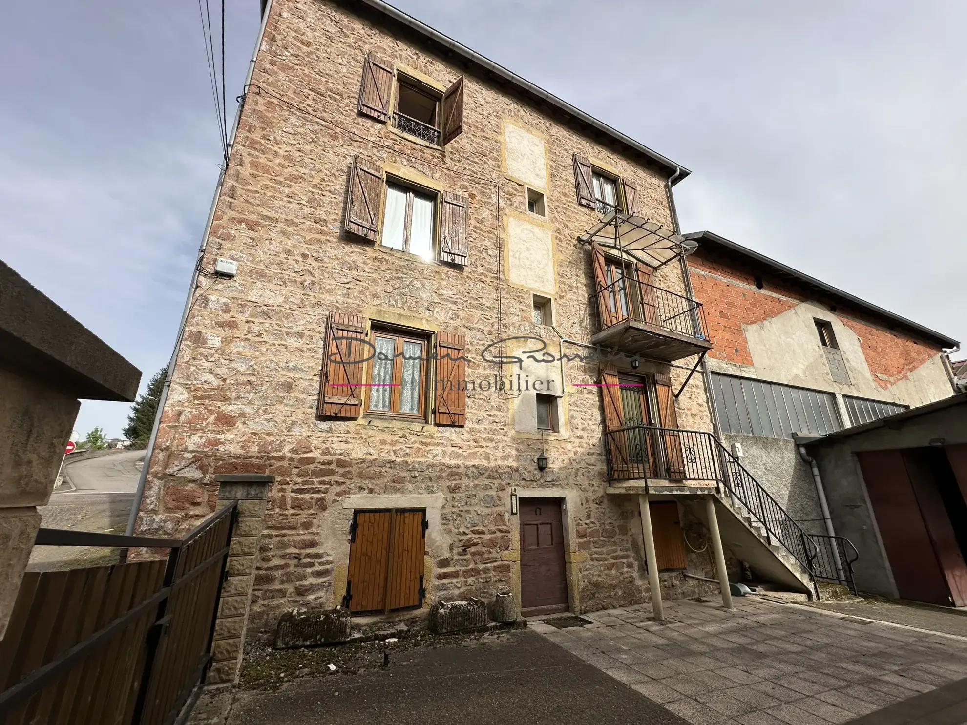 Maison de caractère à Cours-la-Ville avec grand potentiel et dépendance 