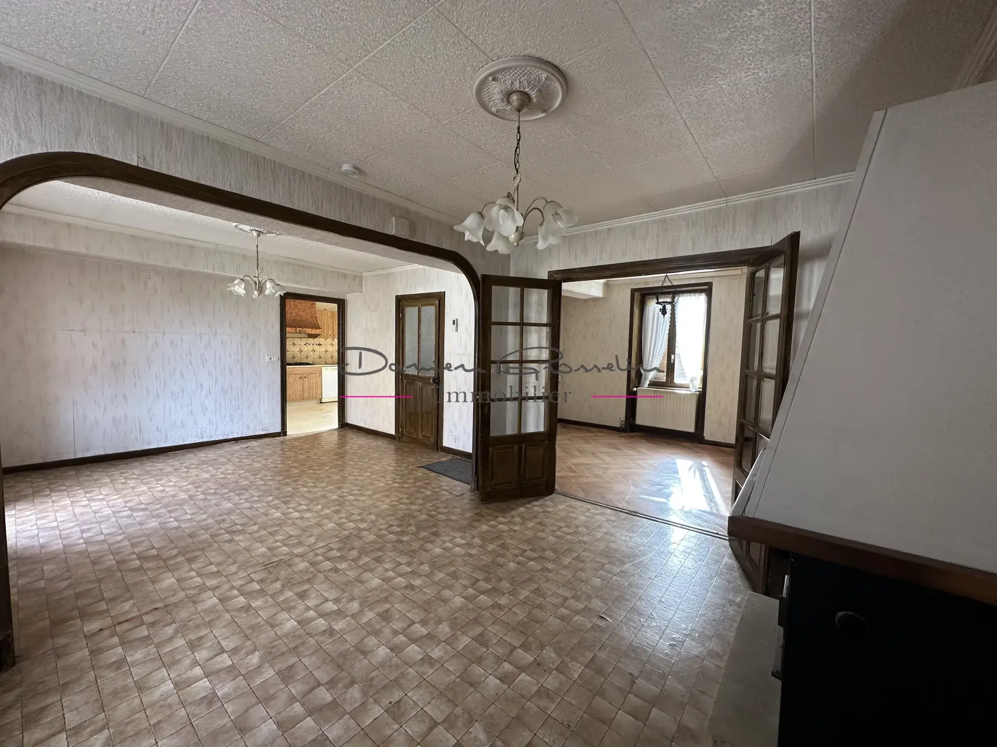 Maison de caractère à Cours-la-Ville avec grand potentiel et dépendance 