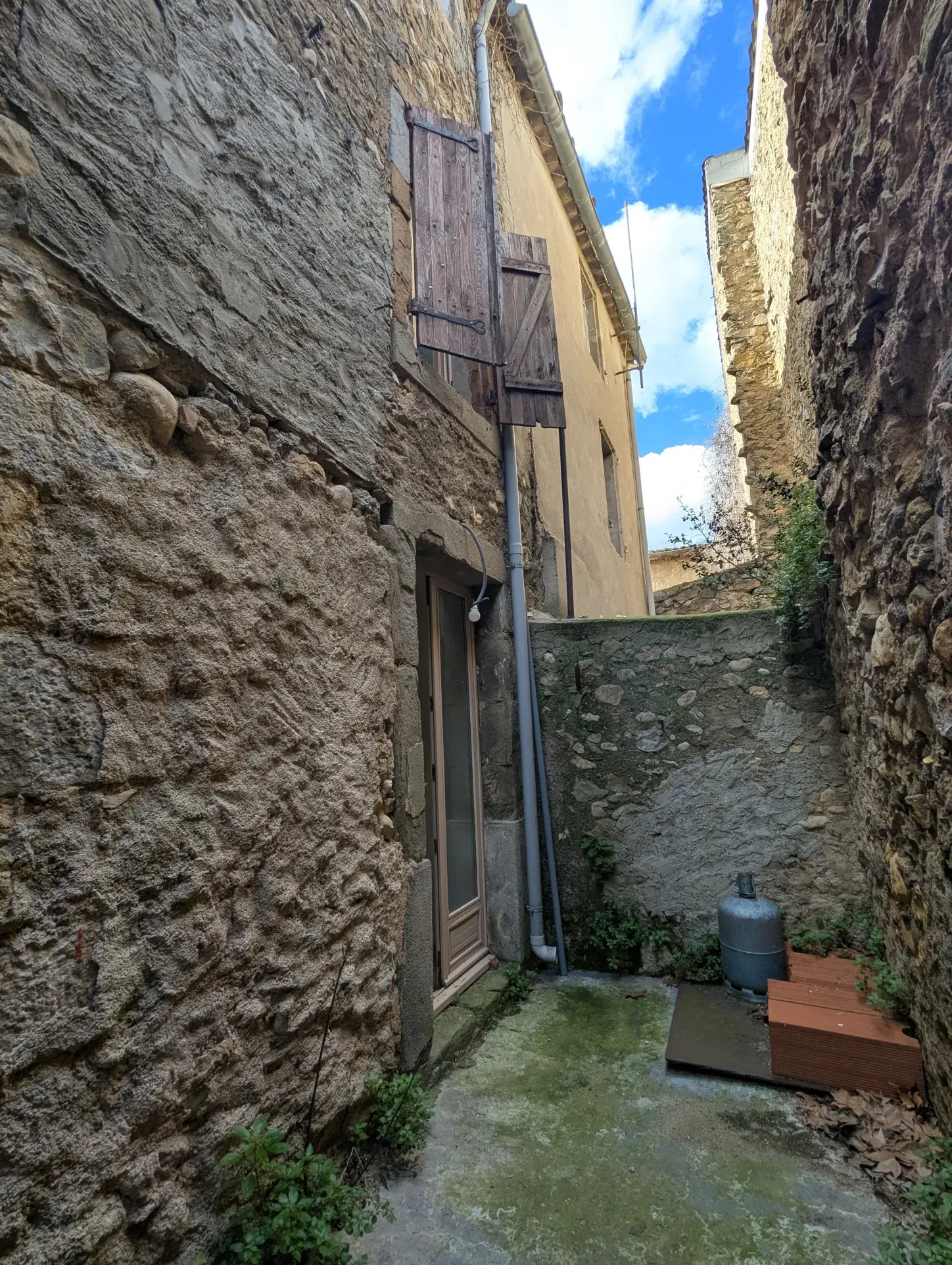 Maison rénovée avec terrasse à Saint-Laurent-de-la-Cabrerisse - 3 chambres et sans travaux 