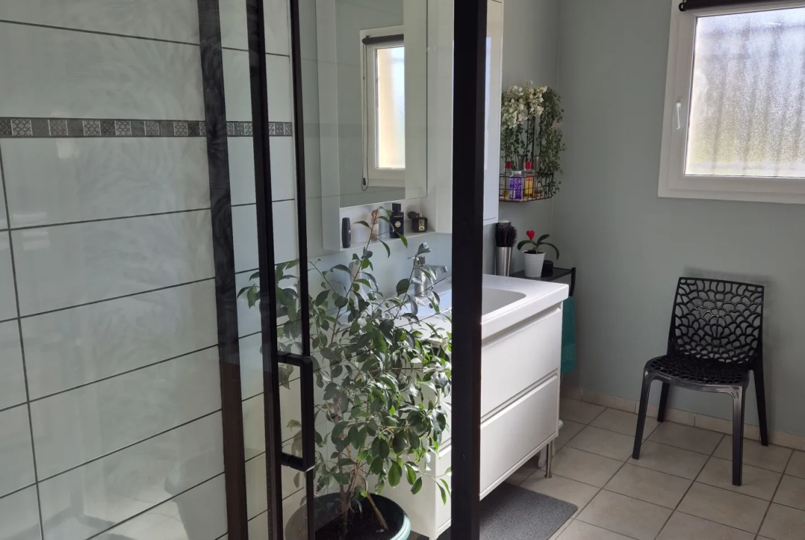 Belle maison de plain-pied avec 3 chambres et grand jardin à Wassy 