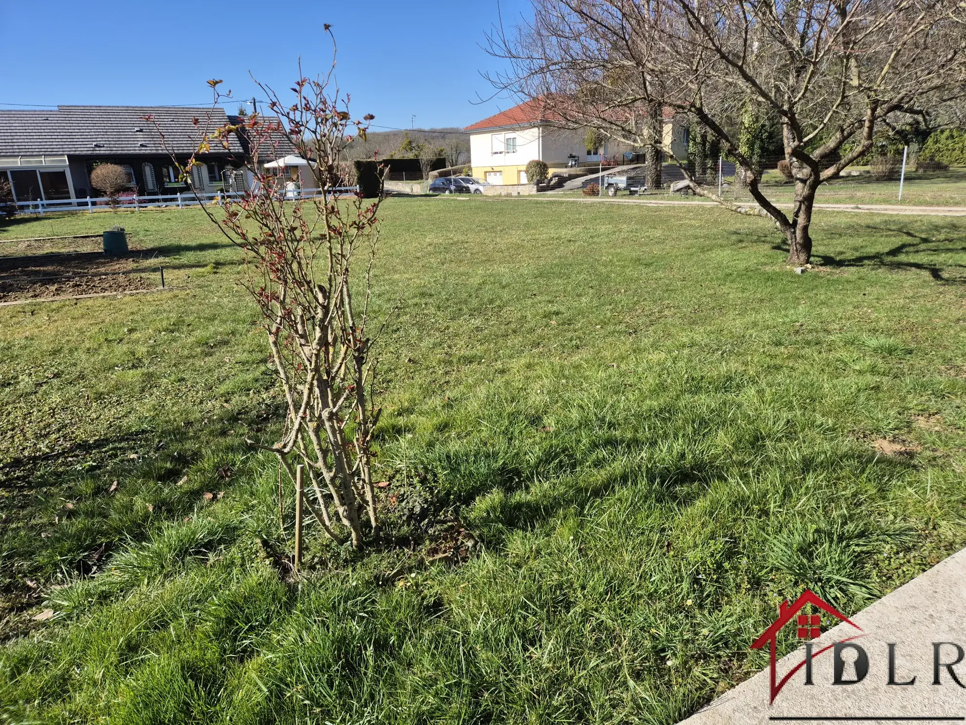 Belle maison de plain-pied avec 3 chambres et grand jardin à Wassy 