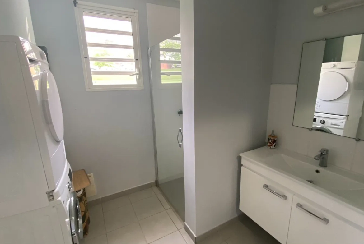 Appartement T3 avec terrasse, vue mer, à vendre à Les Trois-Ilets 
