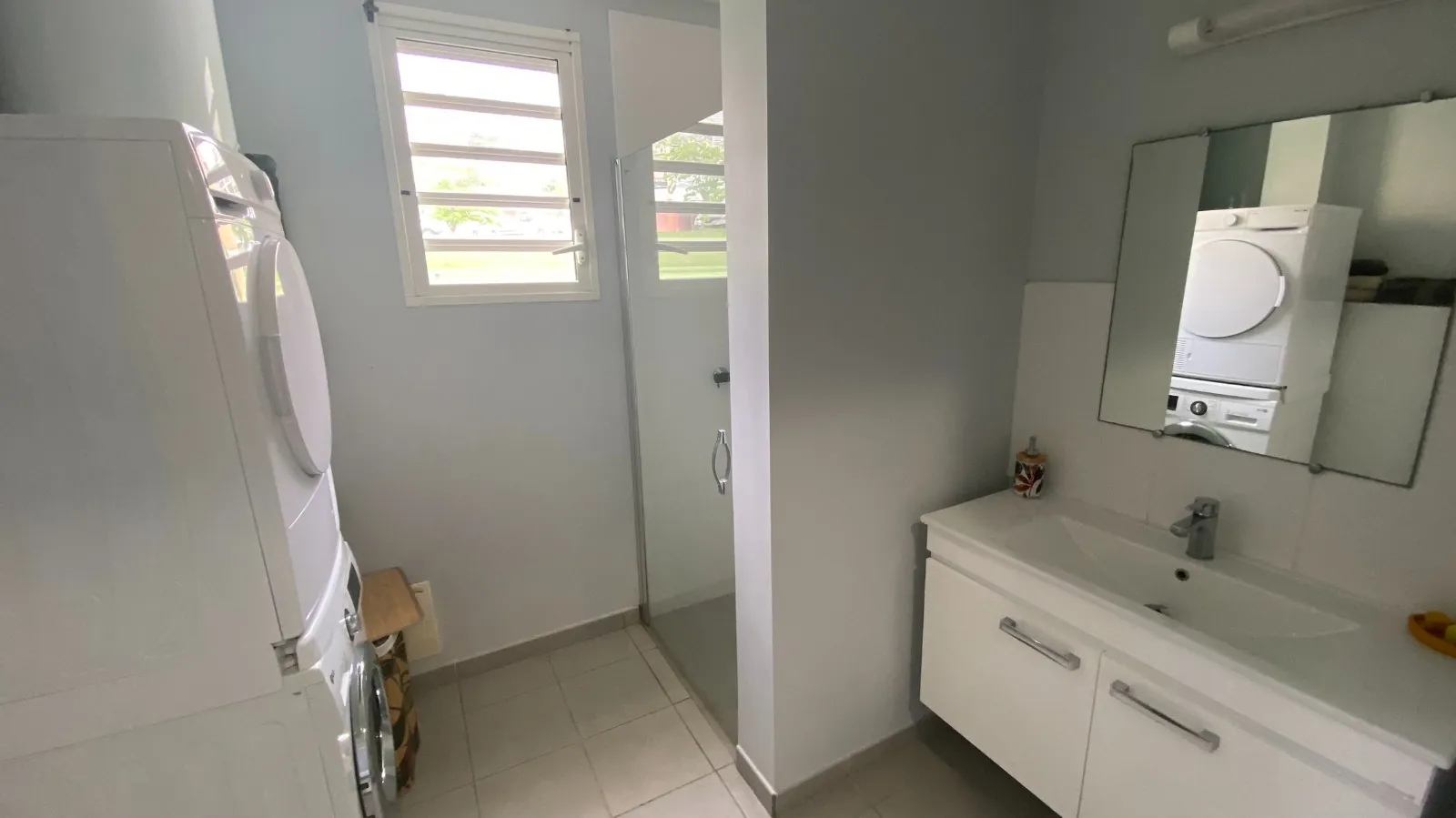 Appartement T3 avec terrasse, vue mer, à vendre à Les Trois-Ilets 