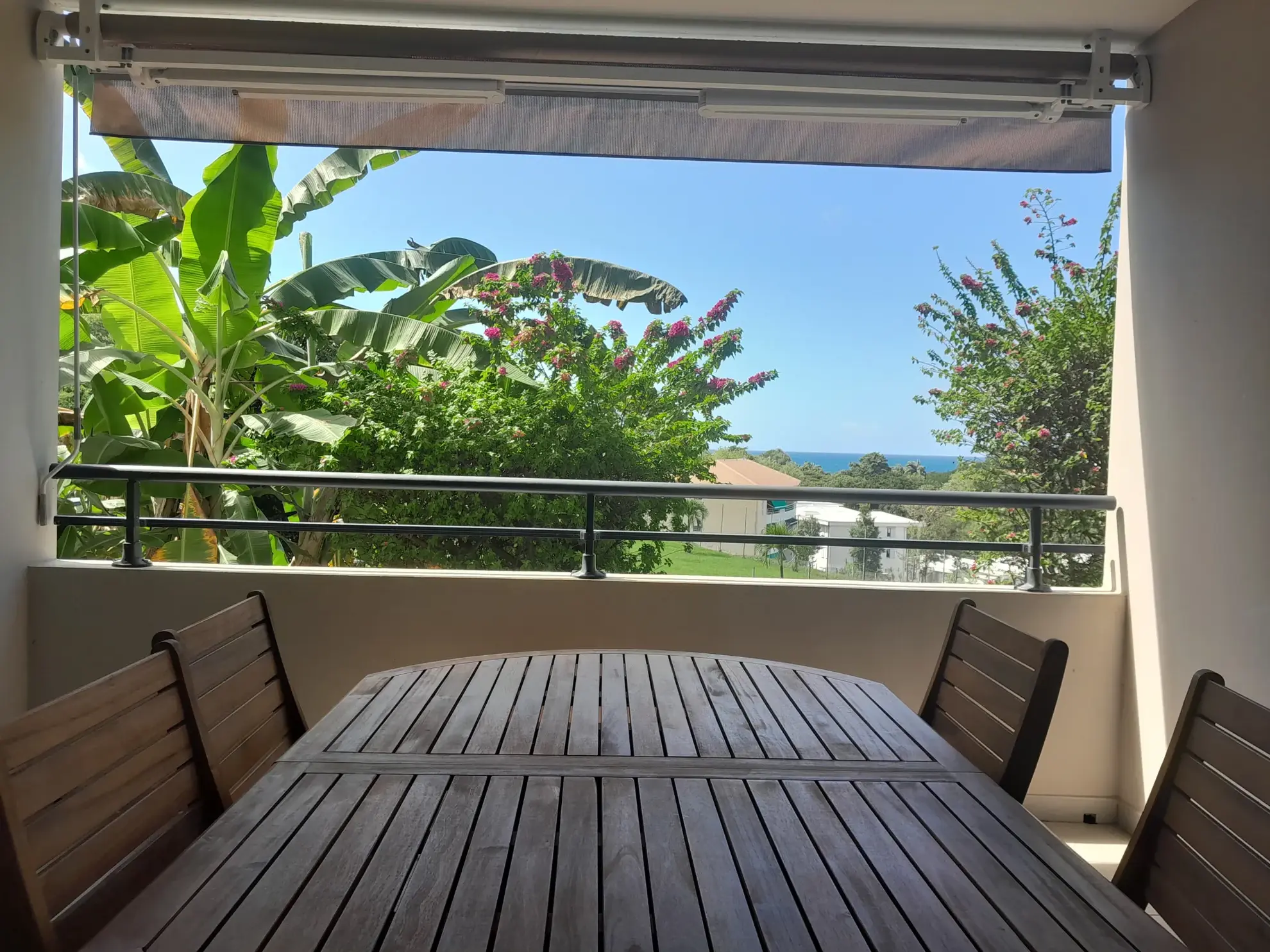 Appartement T3 avec terrasse, vue mer, à vendre à Les Trois-Ilets 