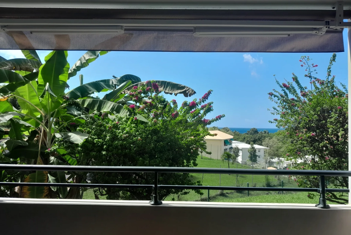 Appartement T3 avec terrasse, vue mer, à vendre à Les Trois-Ilets 
