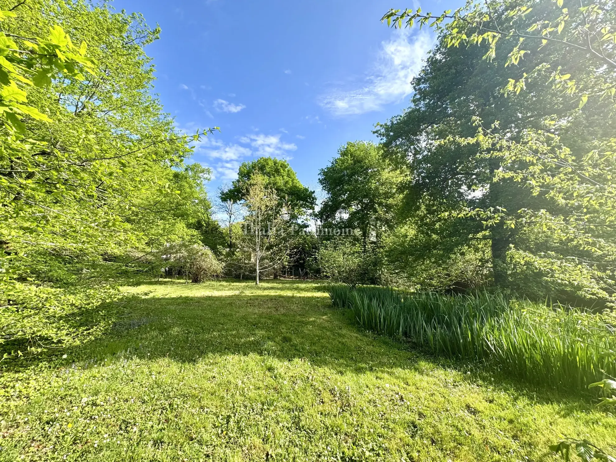Terrain à bâtir viabilisé de 965 m² à Camblanes-et-Meynac avec permis de construire 