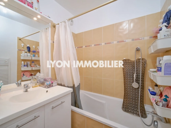 Appartement T3 à vendre à Lyon La Duchère - 63 m² avec garage et loggia 