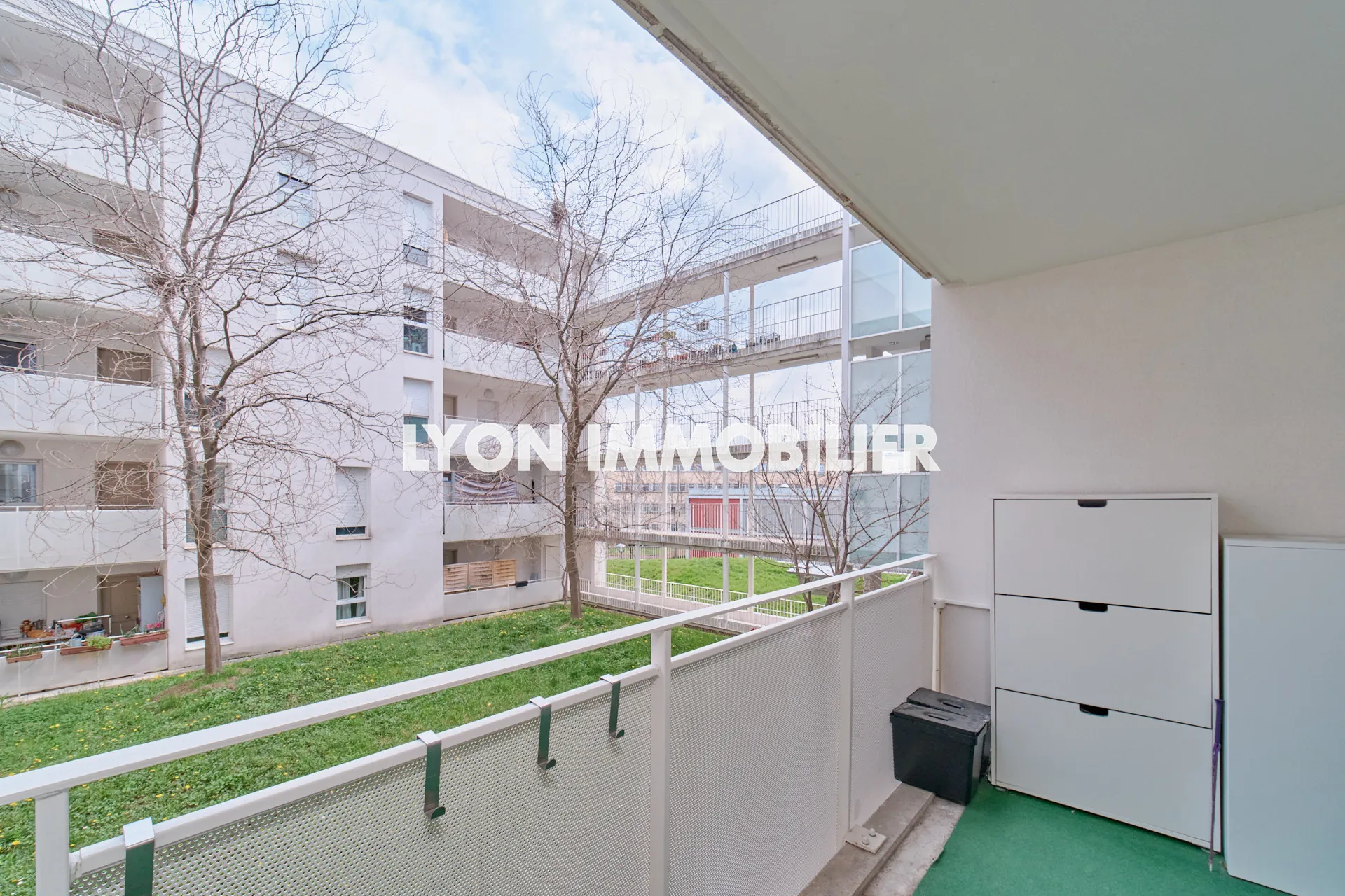 Appartement T3 à vendre à Lyon La Duchère - 63 m² avec garage et loggia 
