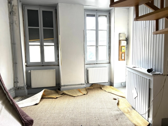 Maison de ville à Premery avec cour intérieure et 2 chambres - Proche commerces 