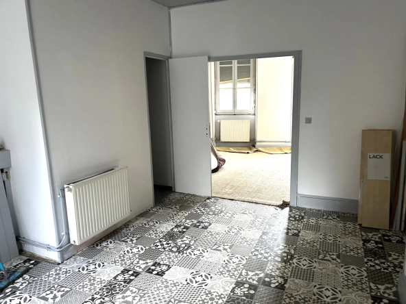 Maison de ville à Premery avec cour intérieure et 2 chambres - Proche commerces 