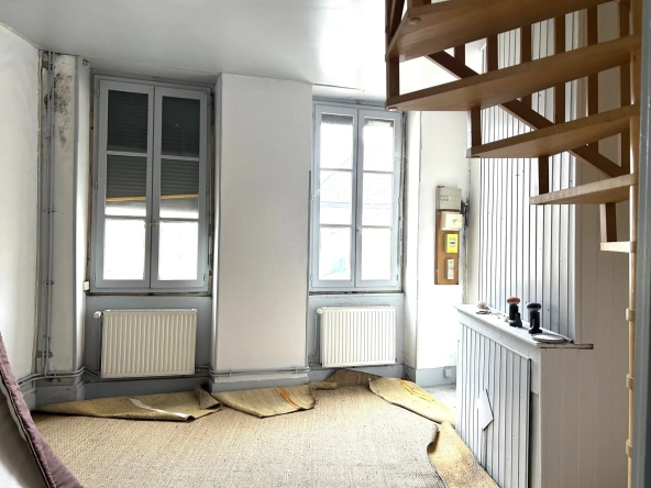 Maison de ville à Premery avec cour intérieure et 2 chambres - Proche commerces 