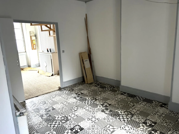Maison de ville à Premery avec cour intérieure et 2 chambres - Proche commerces 