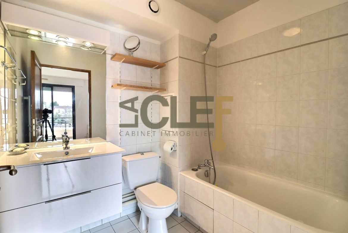Studio de 25 m² à Vanves avec terrasse et parking disponible 