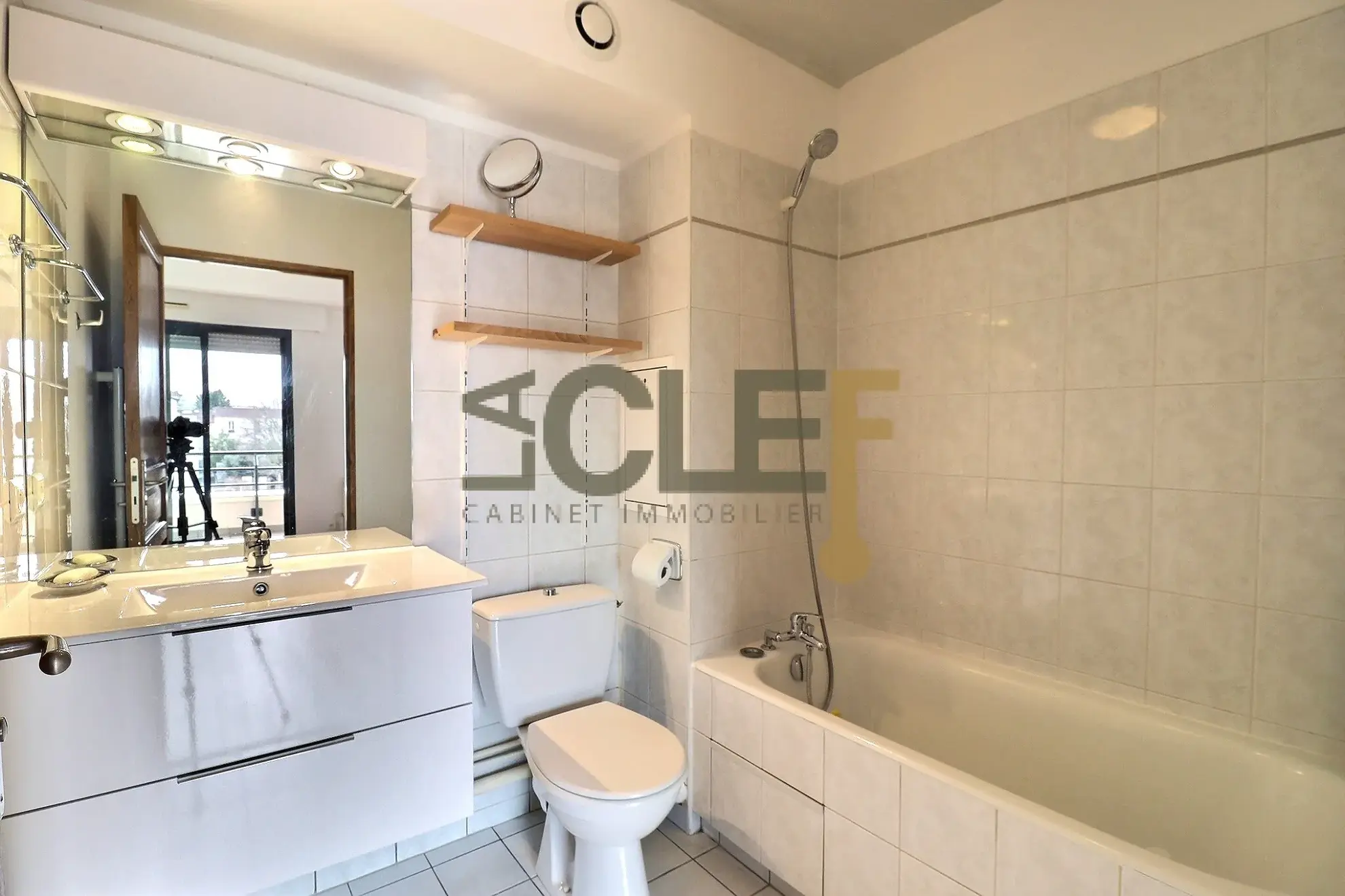 Studio de 25 m² à Vanves avec terrasse et parking disponible 
