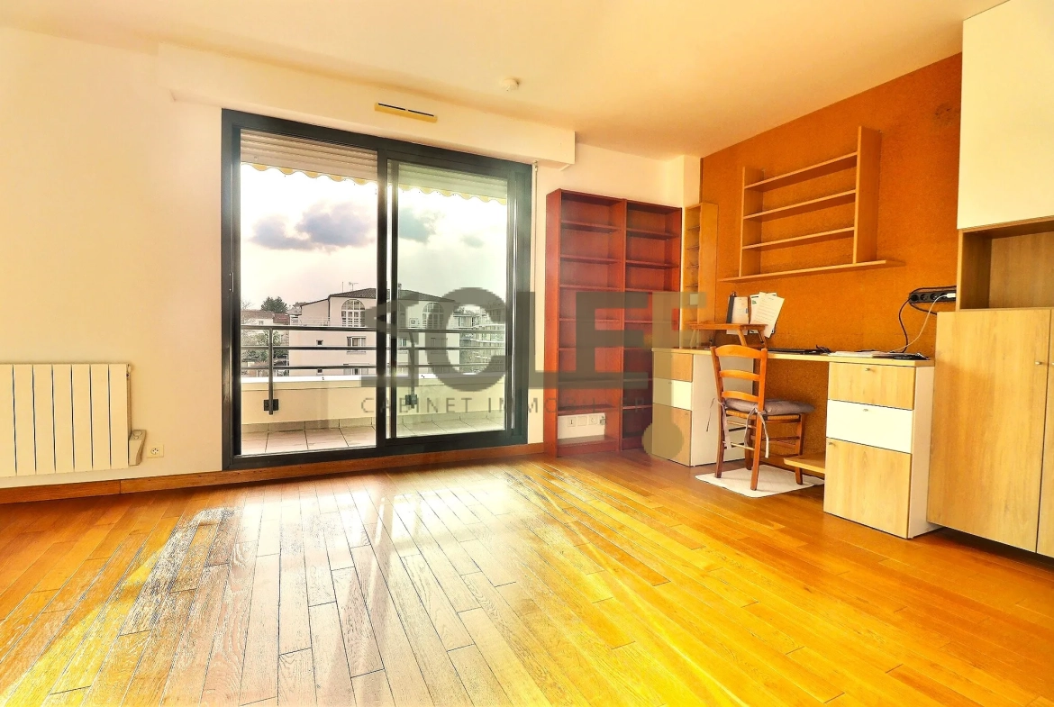 Studio de 25 m² à Vanves avec terrasse et parking disponible 