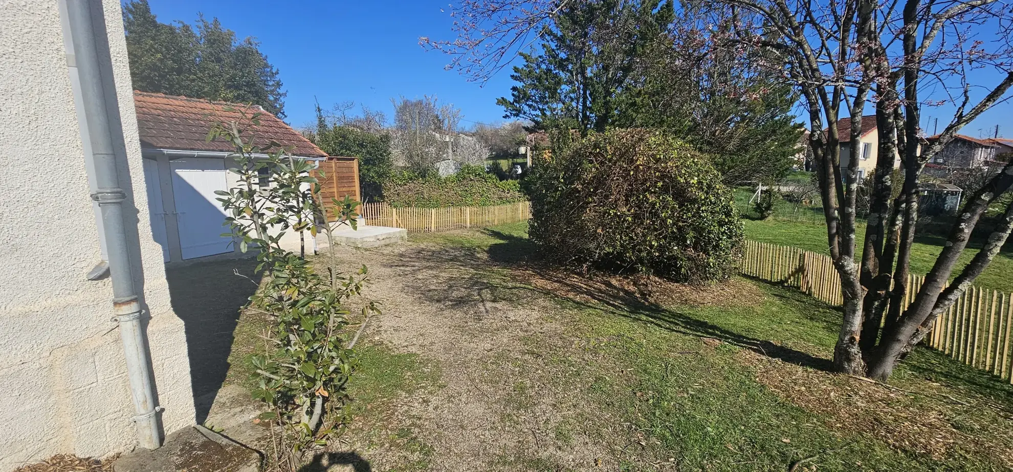Maison T2 de plain-pied rénovée avec terrain et parking à Blaye les mines 