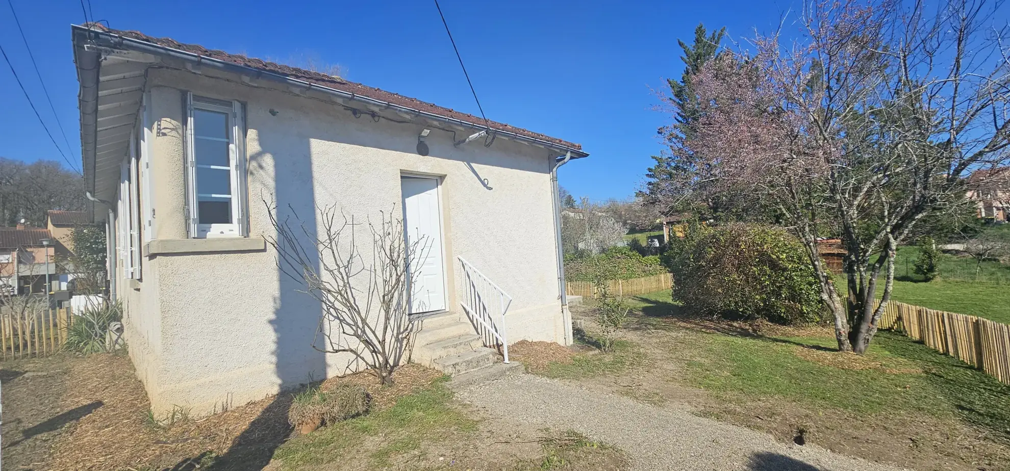Maison T2 de plain-pied rénovée avec terrain et parking à Blaye les mines 