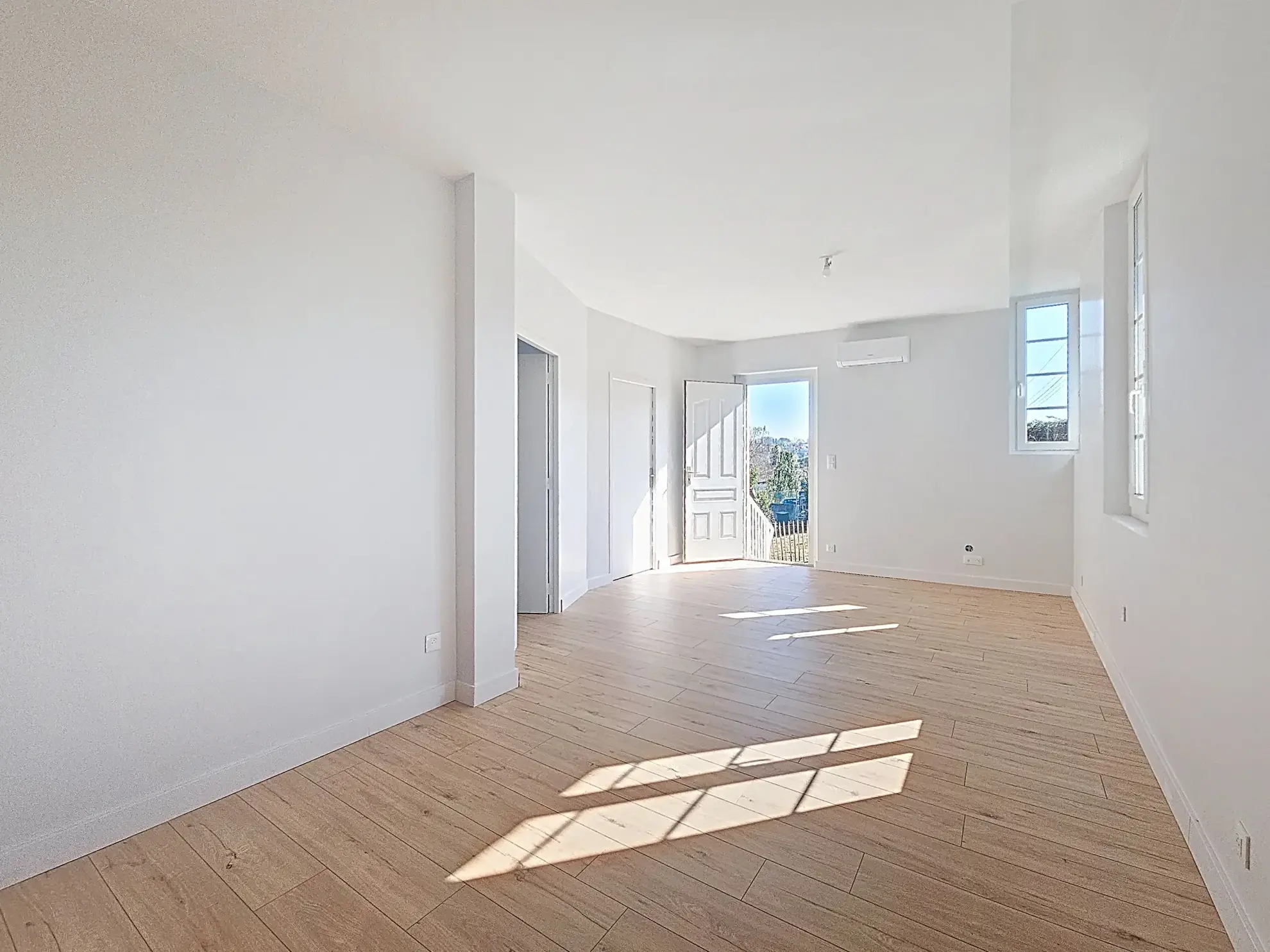 Maison T2 de plain-pied rénovée avec terrain et parking à Blaye les mines 