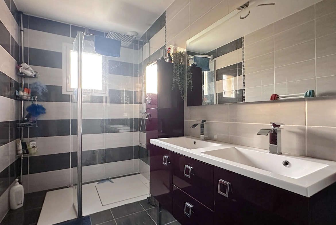 Maison récente de 105 m² avec double garage à Vouneuil-sur-Vienne 