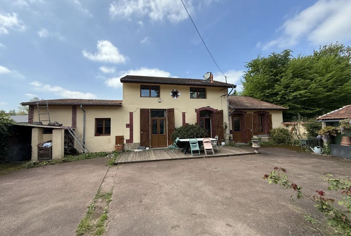 Charmante maison ancienne de 74 m² avec terrain arboré à Bellerive-sur-Allier 