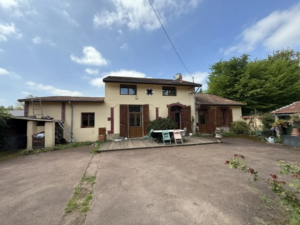 Charmante maison ancienne de 74 m² avec terrain arboré à Bellerive-sur-Allier
