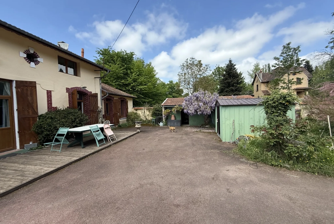Charmante maison ancienne de 74 m² avec terrain arboré à Bellerive-sur-Allier 