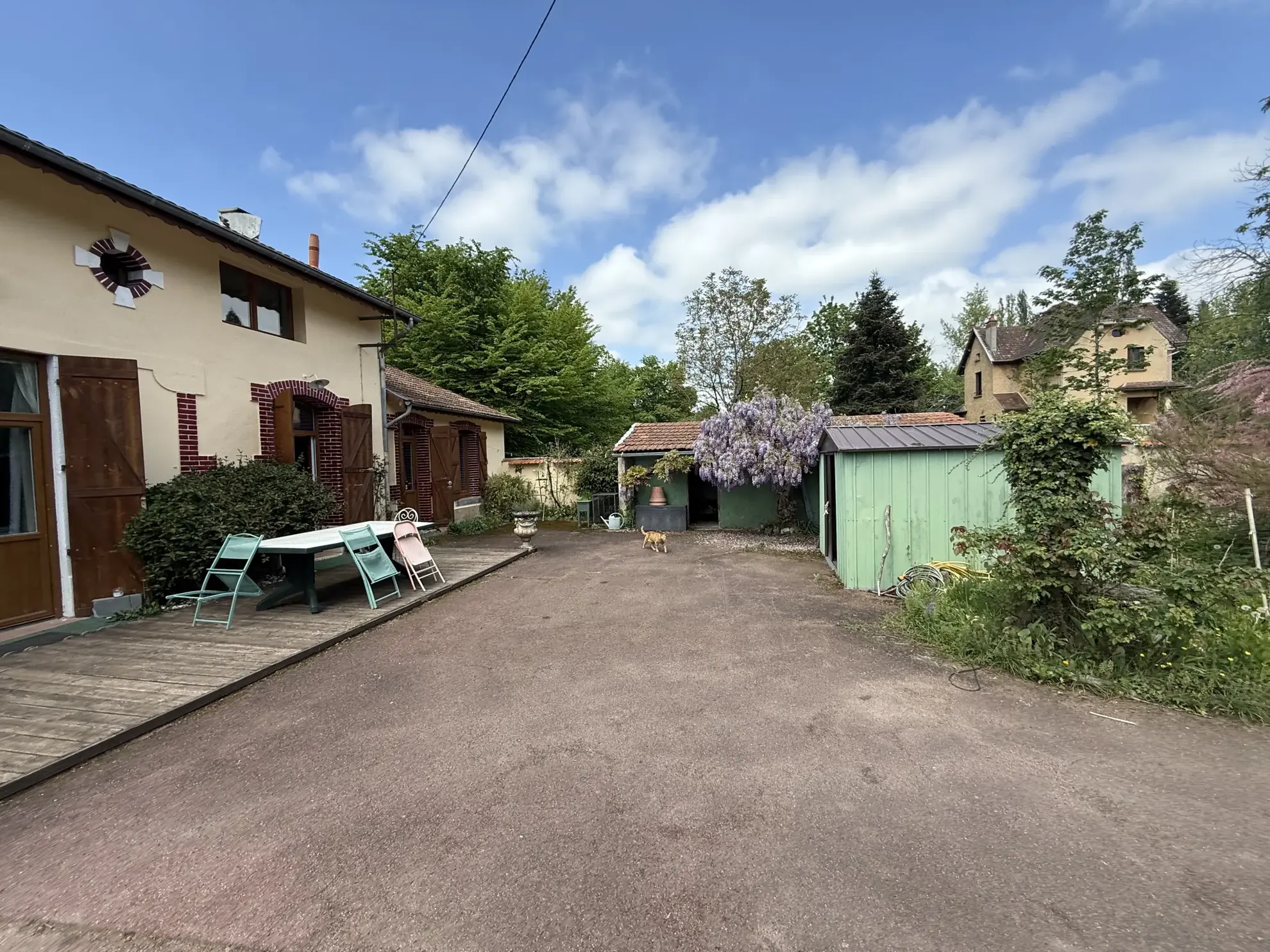 Charmante maison ancienne de 74 m² avec terrain arboré à Bellerive-sur-Allier 