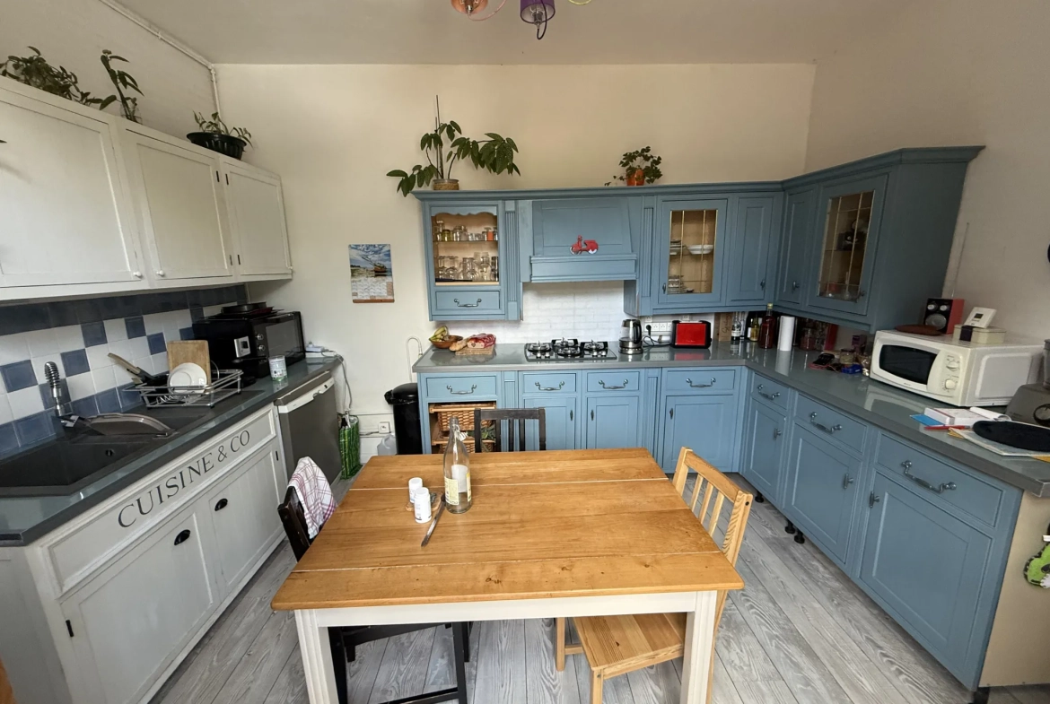Charmante maison ancienne de 74 m² avec terrain arboré à Bellerive-sur-Allier 