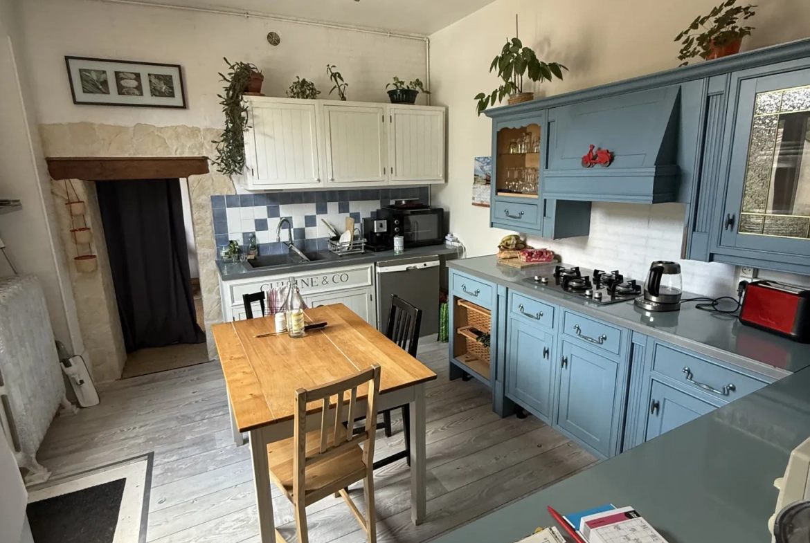 Charmante maison ancienne de 74 m² avec terrain arboré à Bellerive-sur-Allier 