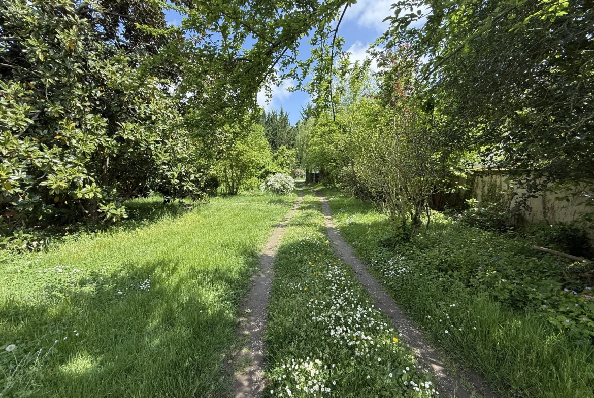 Charmante maison ancienne de 74 m² avec terrain arboré à Bellerive-sur-Allier 