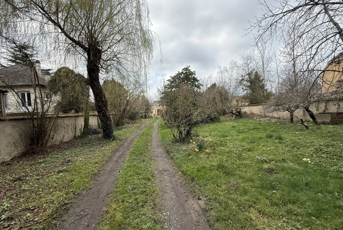 Charmante maison ancienne de 74 m² avec terrain arboré à Bellerive-sur-Allier 