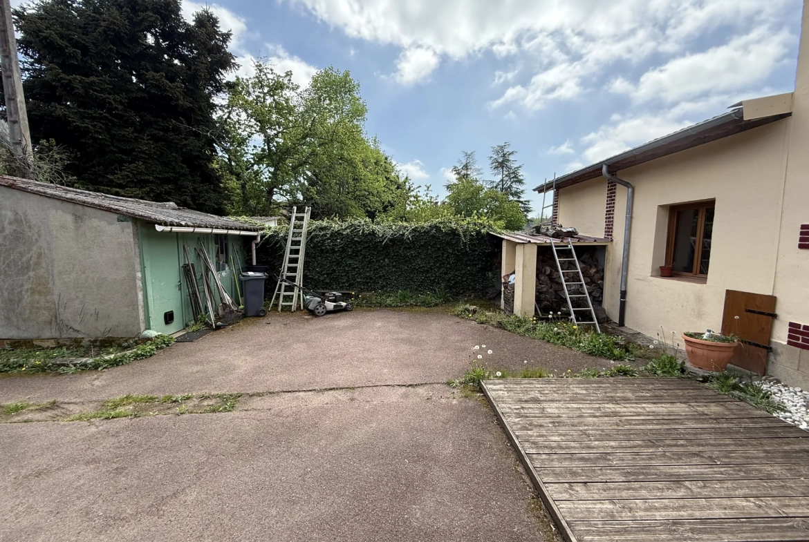 Charmante maison ancienne de 74 m² avec terrain arboré à Bellerive-sur-Allier 