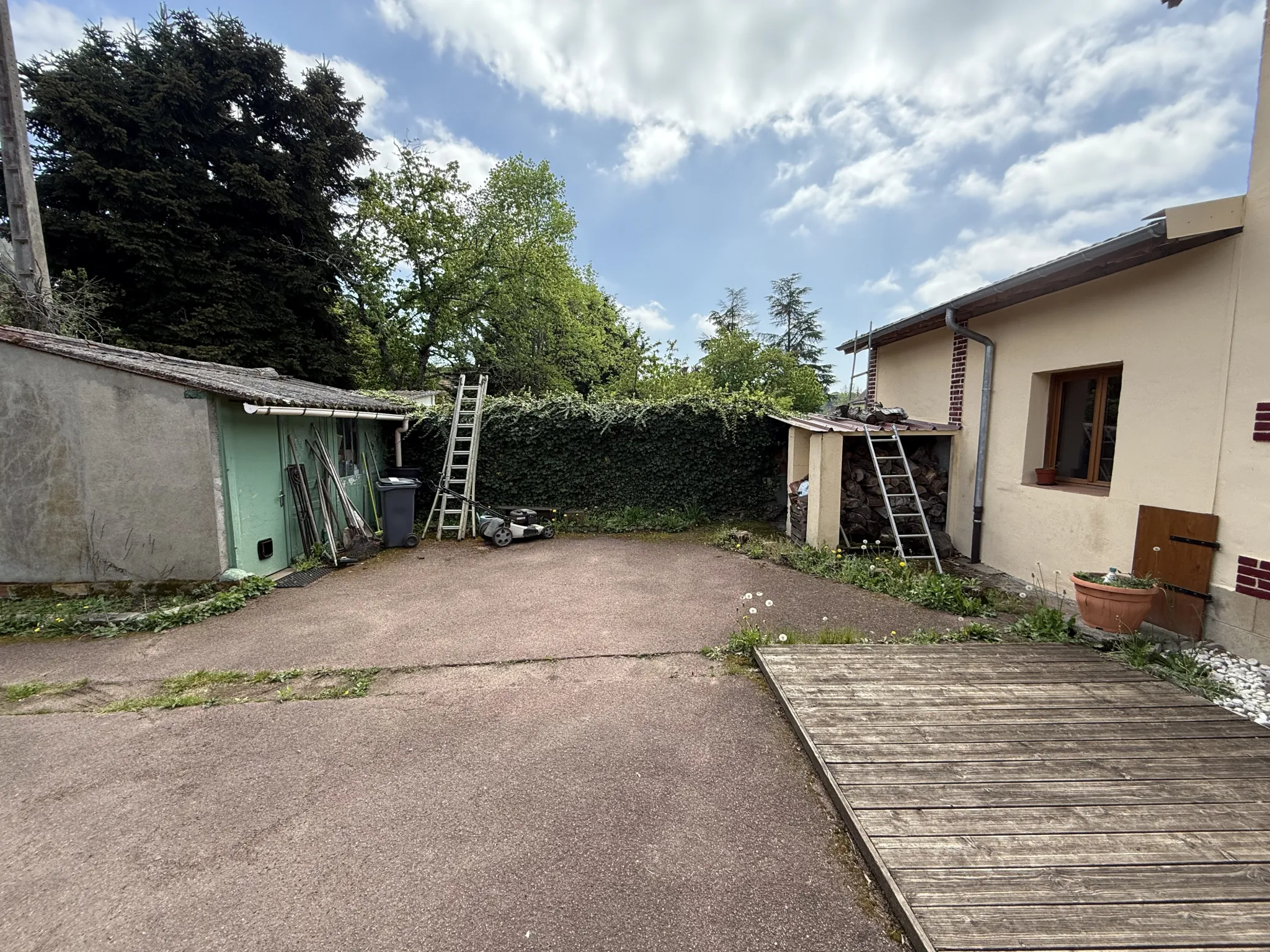 Charmante maison ancienne de 74 m² avec terrain arboré à Bellerive-sur-Allier 