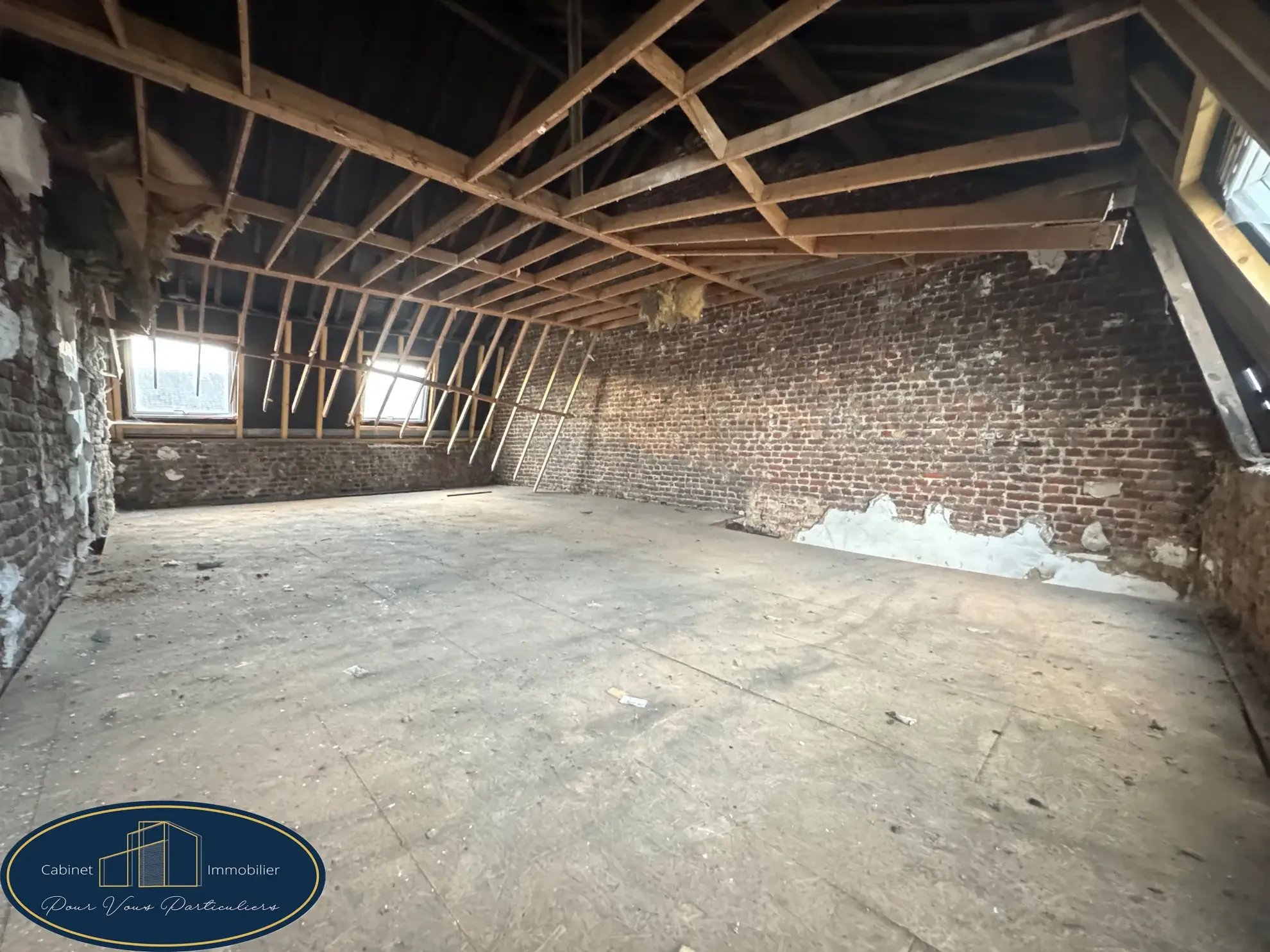 Maison semi-individuelle à Anzin de 184 m² à rénover avec cour et cave 