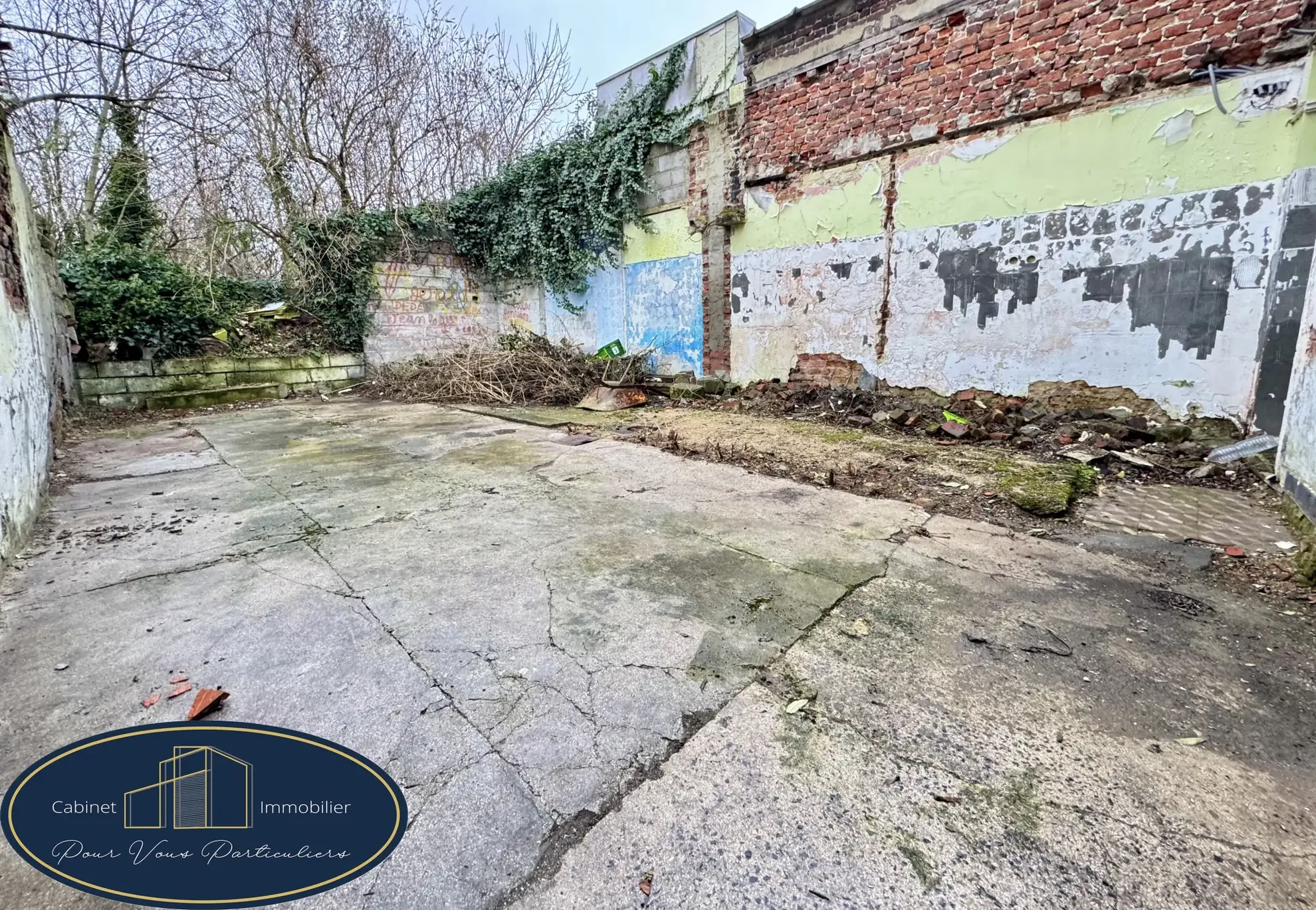 Maison semi-individuelle à Anzin de 184 m² à rénover avec cour et cave 