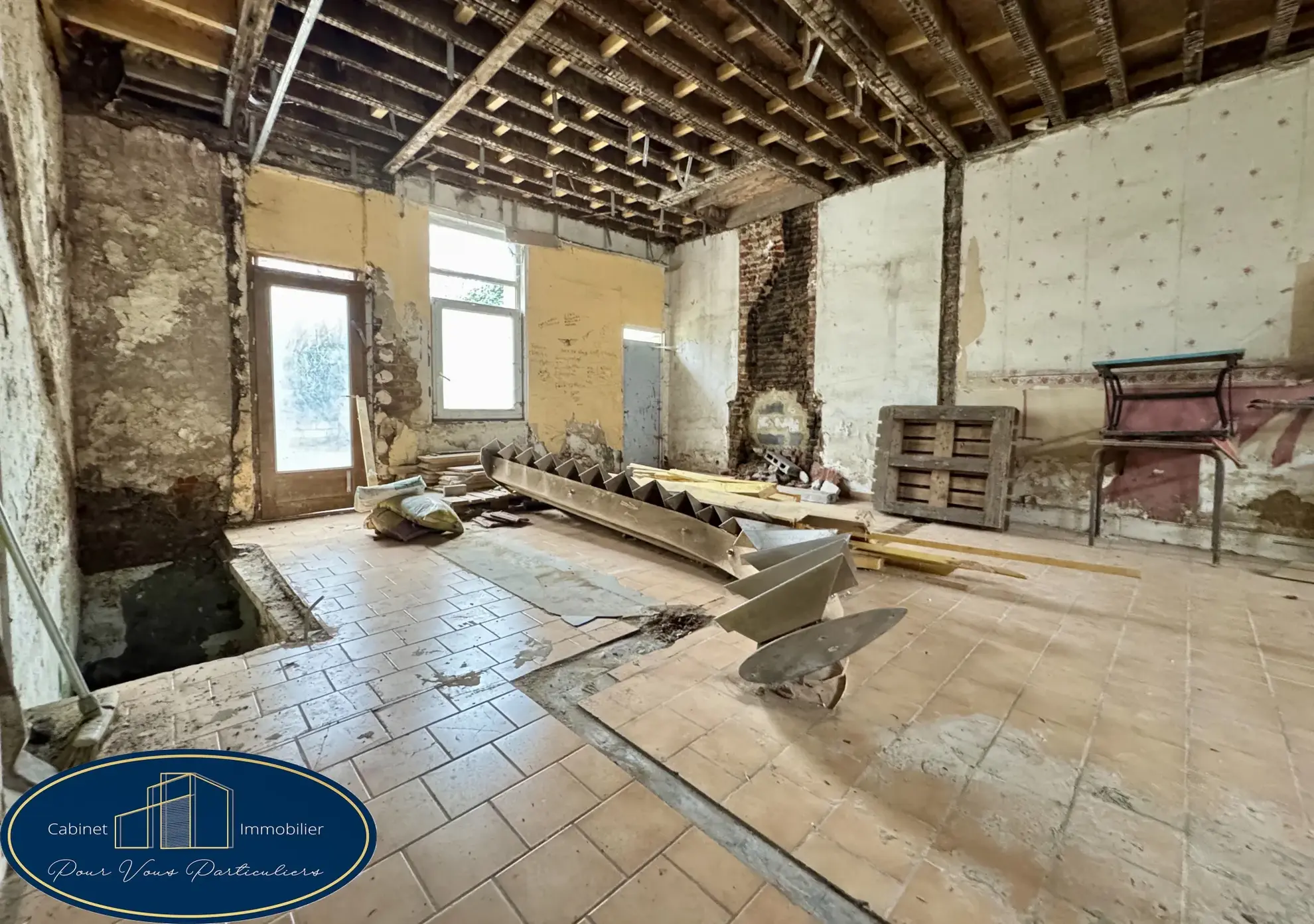 Maison semi-individuelle à Anzin de 184 m² à rénover avec cour et cave 