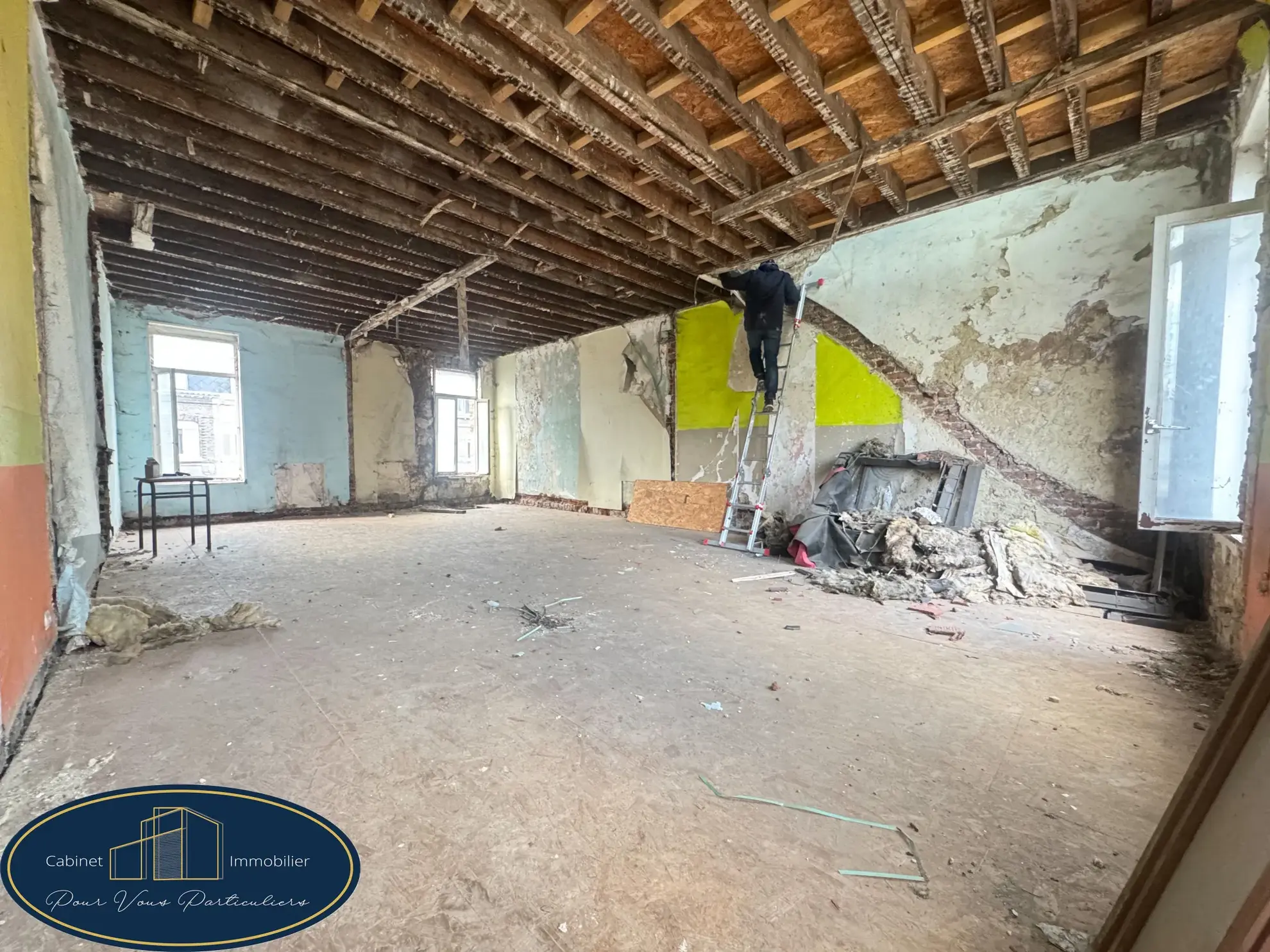 Maison semi-individuelle à Anzin de 184 m² à rénover avec cour et cave 
