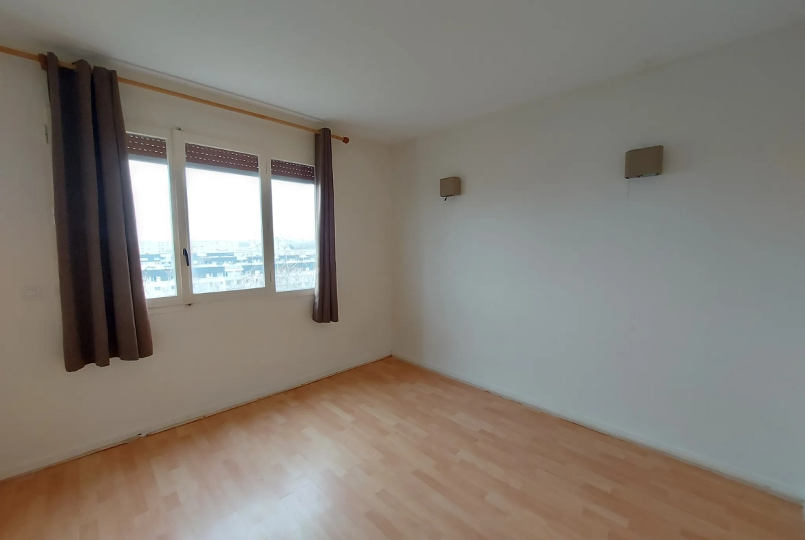Appartement 4 pièces en dernier étage avec balcon à Mantes-La-Jolie 