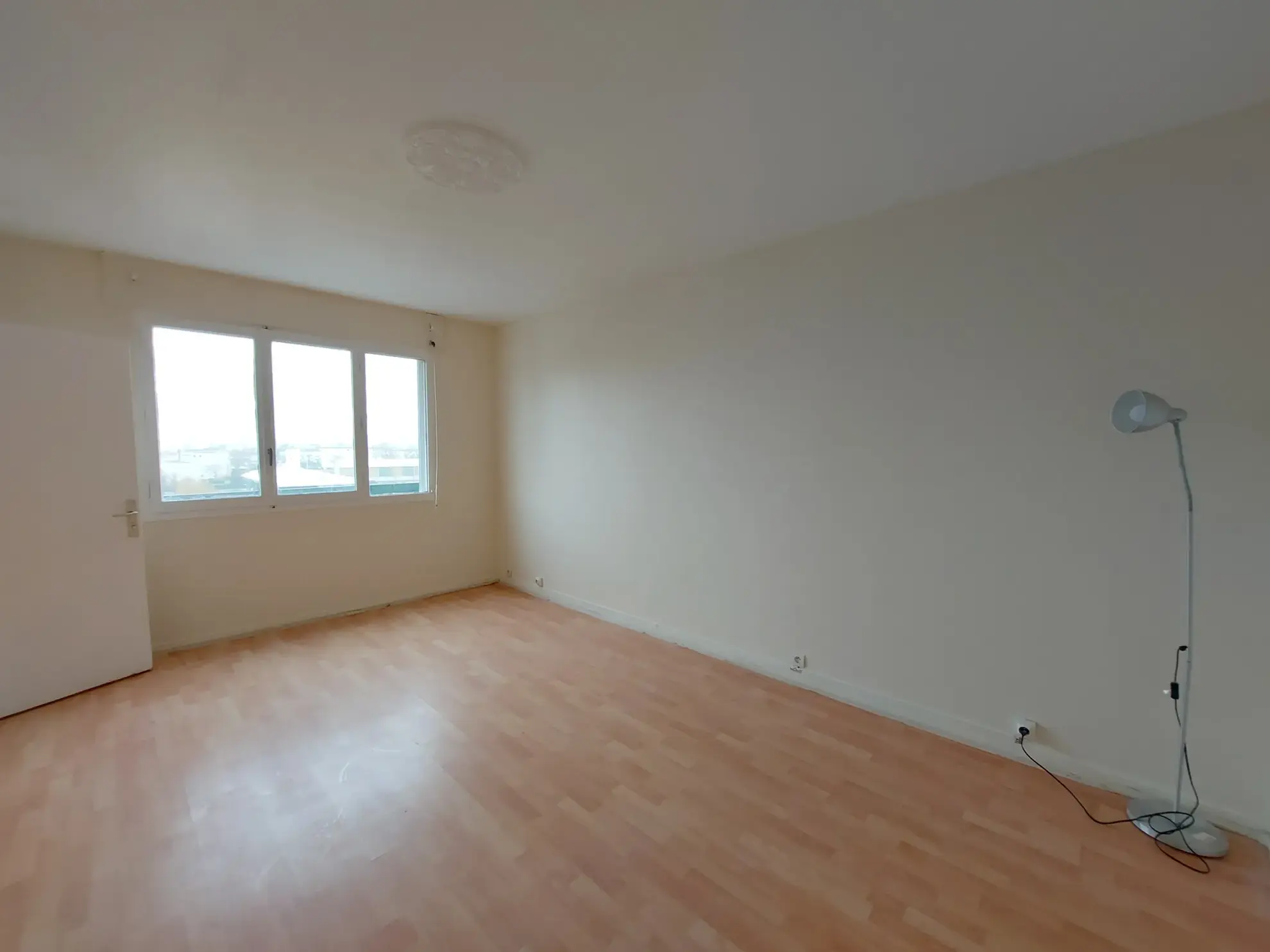 Appartement 4 pièces en dernier étage avec balcon à Mantes-La-Jolie 