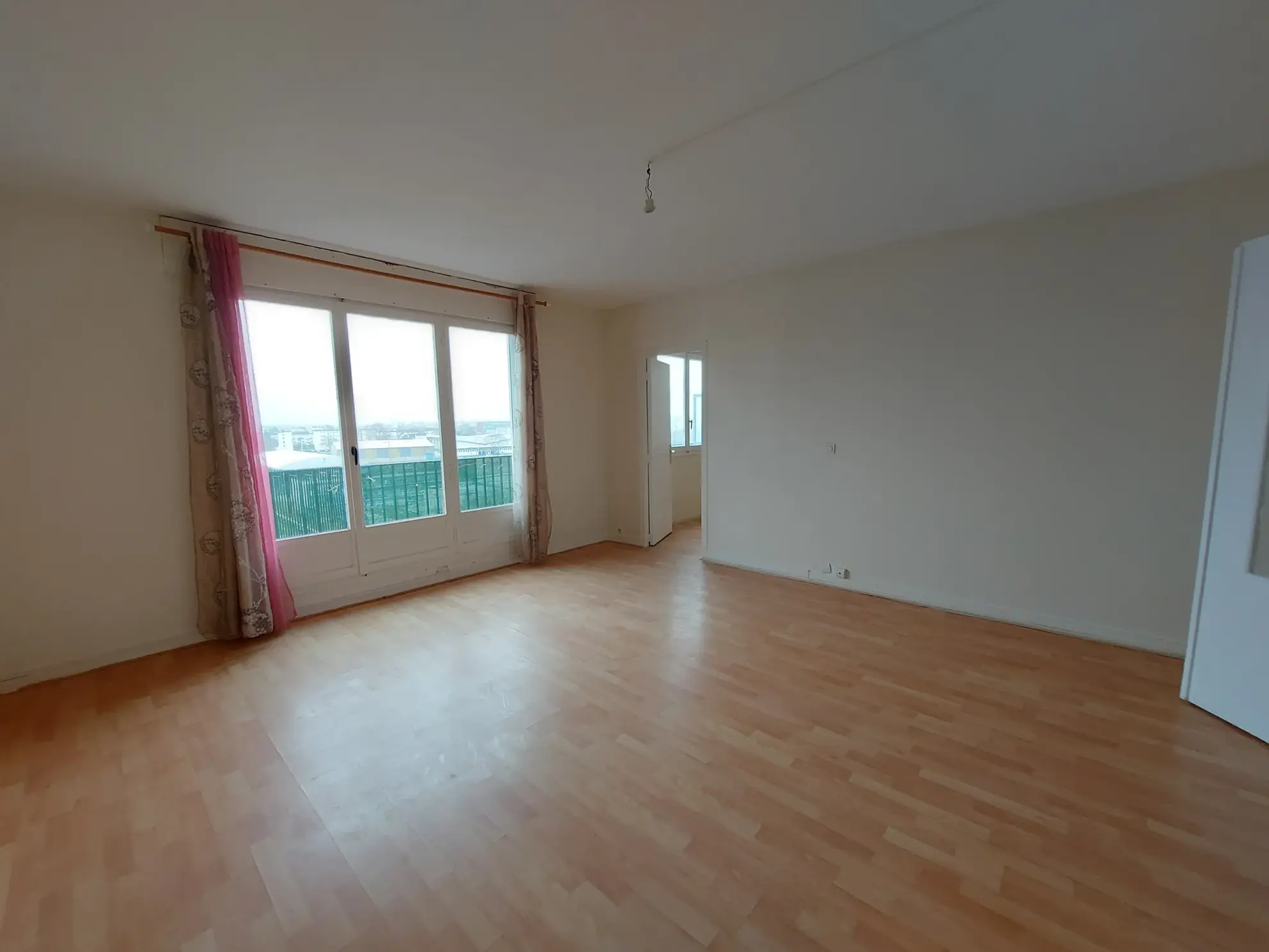 Appartement 4 pièces en dernier étage avec balcon à Mantes-La-Jolie 