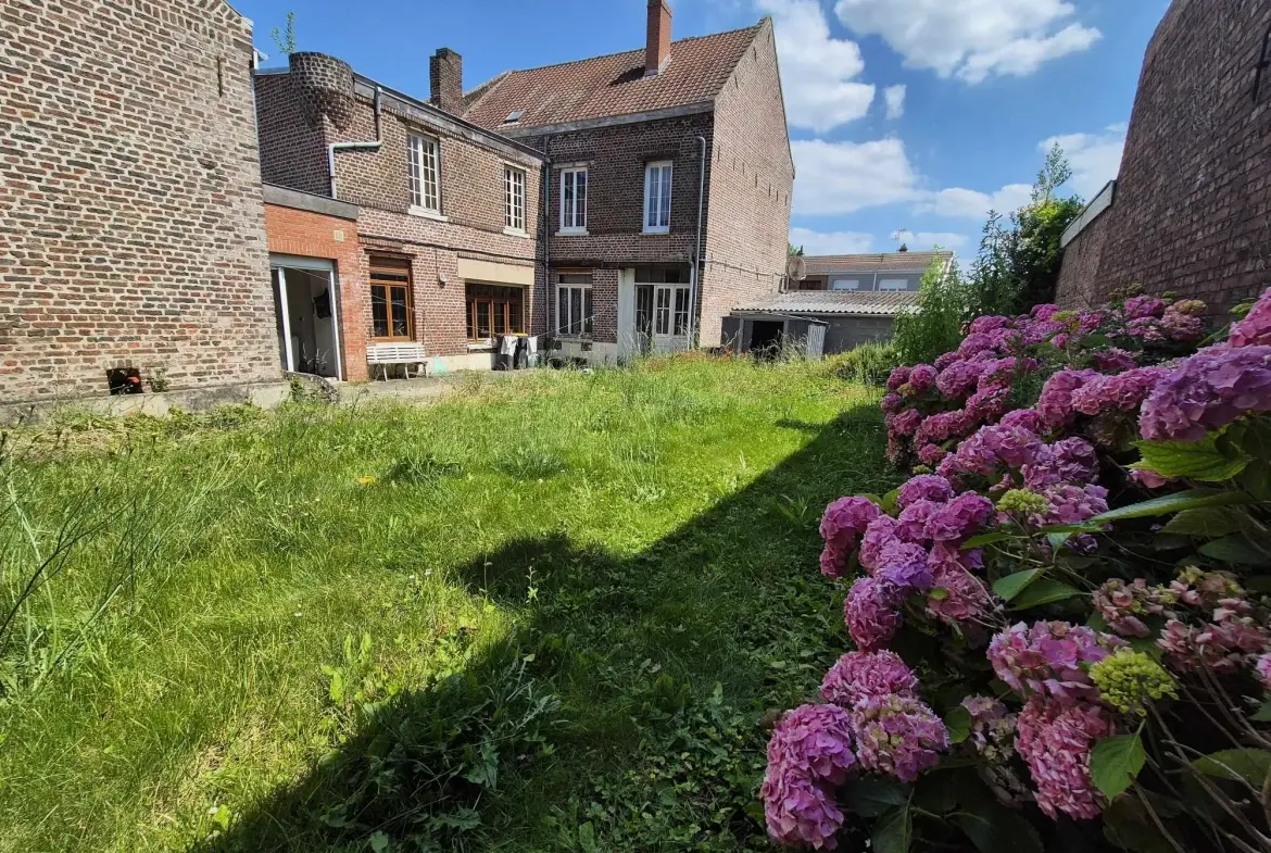 Magnifique maison ancienne de 215 m² à Fouquieres-les-Lens avec jardin et dépendance 