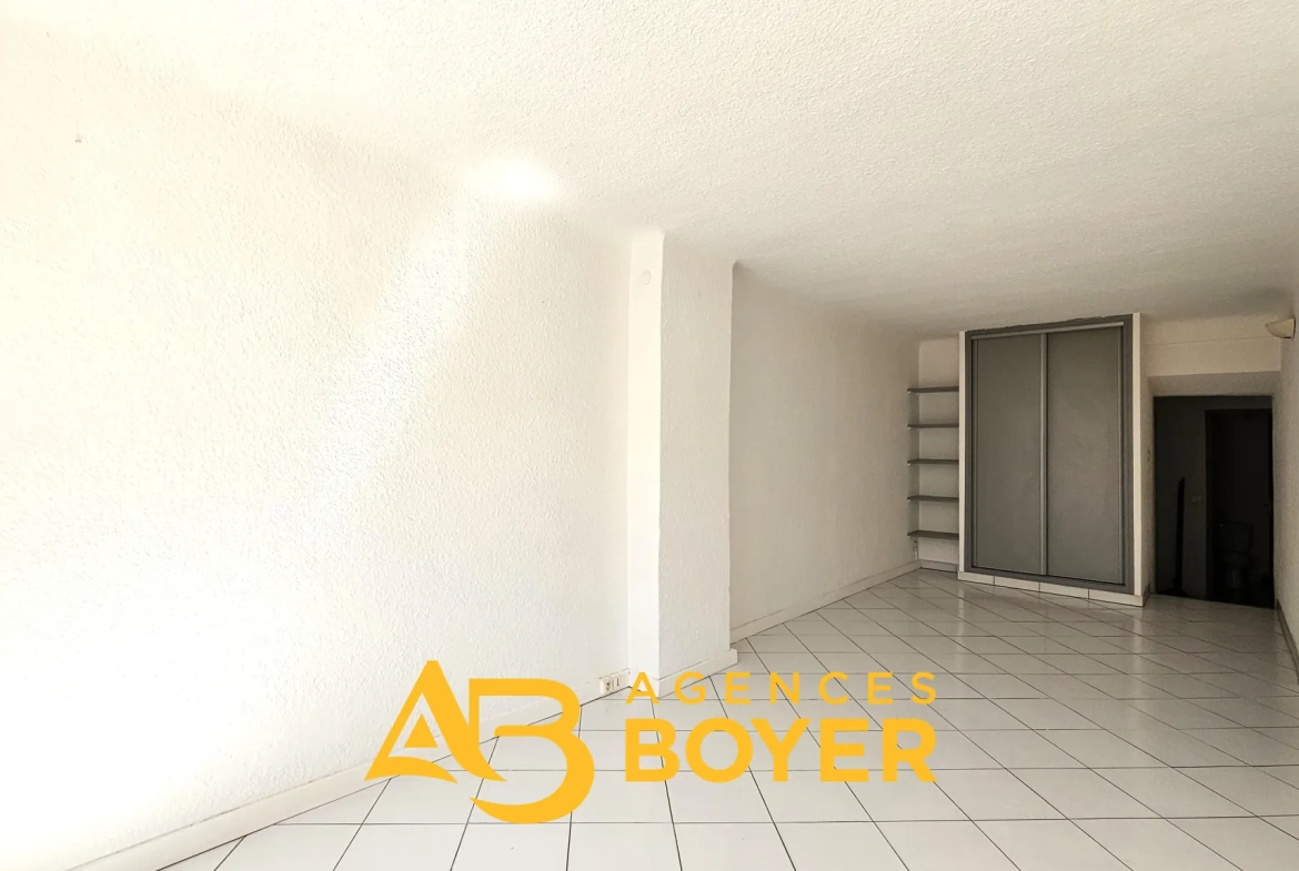 Studio de 28,89 m² à vendre en centre-ville de Bandol, proche plages et port 
