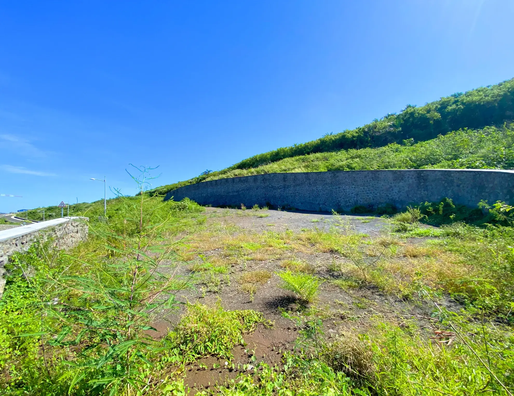 Terrain constructible de 296 m² à Grands Bois, Saint-Pierre - Investissez dans l'immobilier à La Réunion 