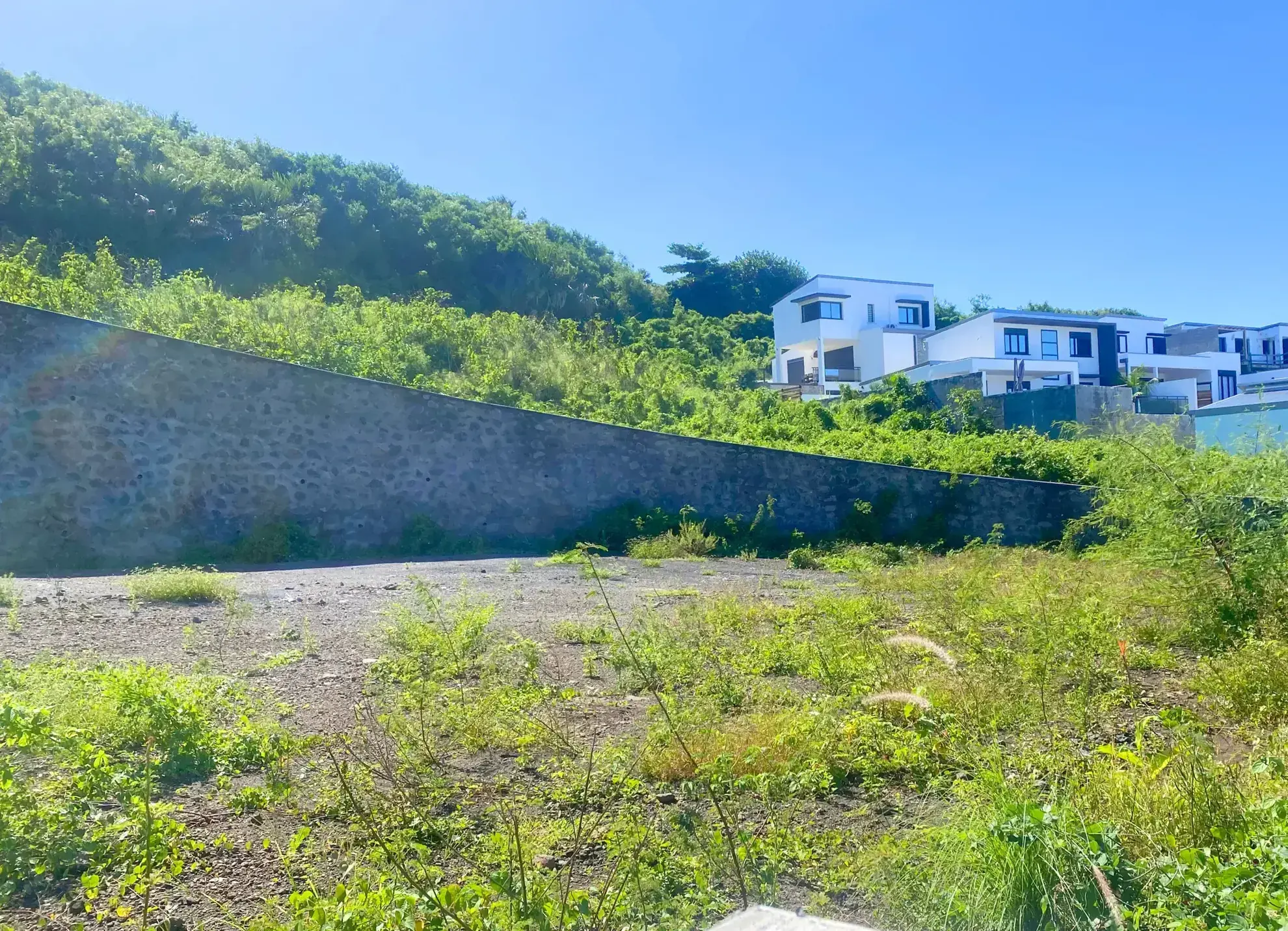 Terrain constructible de 296 m² à Grands Bois, Saint-Pierre - Investissez dans l'immobilier à La Réunion 