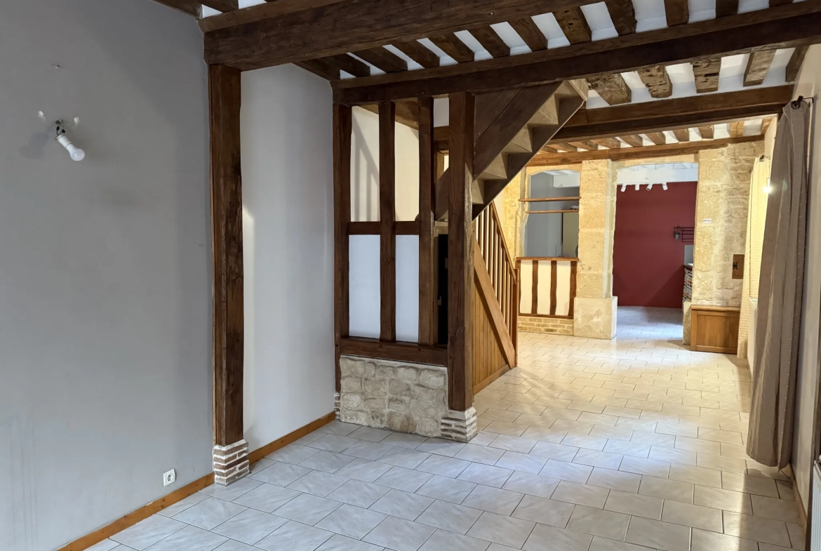 Belle maison de 108 m² en centre-ville de Livarot avec terrasse et proximité des commodités 