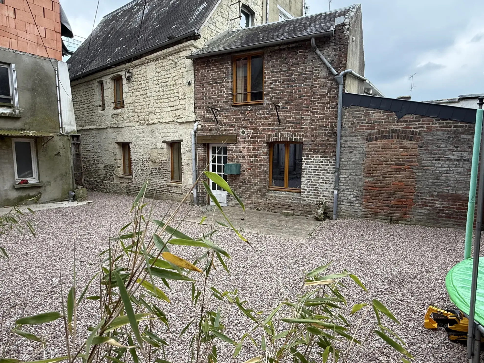 Belle maison de 108 m² en centre-ville de Livarot avec terrasse et proximité des commodités 