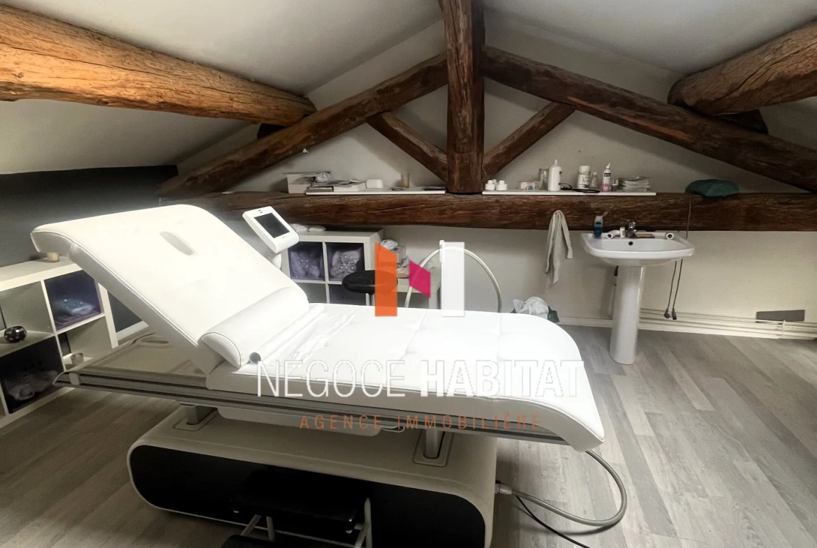 Bâtiment polyvalent à Générac – Opportunité pour investisseurs et professions libérales 