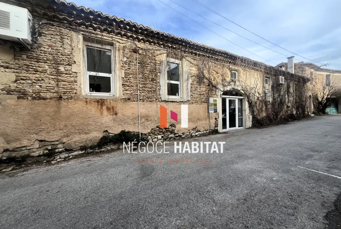 Bâtiment polyvalent à Générac – Opportunité pour investisseurs et professions libérales 