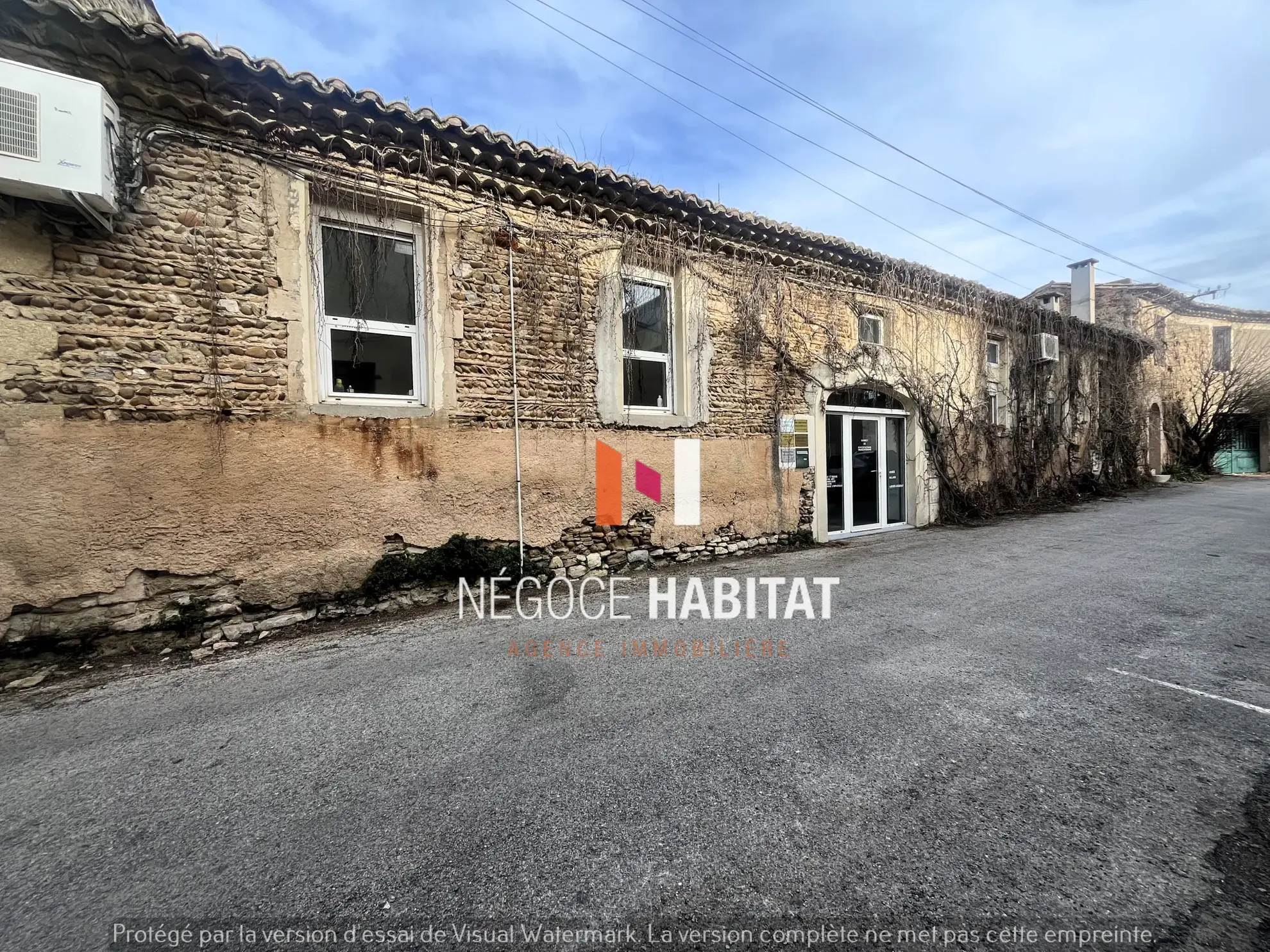Bâtiment polyvalent à Générac – Opportunité pour investisseurs et professions libérales 
