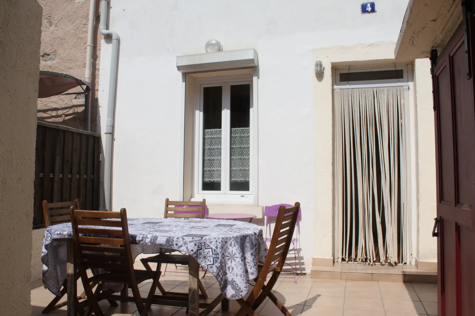 Maison de ville avec cour plein sud, 4 chambres, proche centre-ville de Lezignan Corbieres 